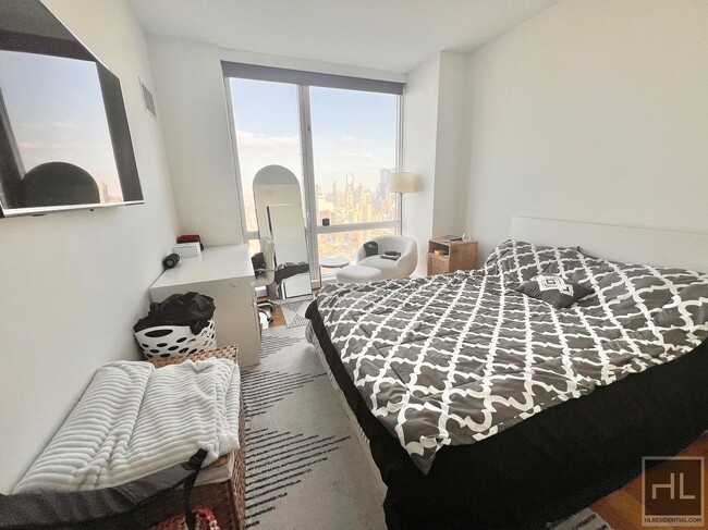 Building Photo - Furnished Luxury 1BR! WD in unit! 54th flo...