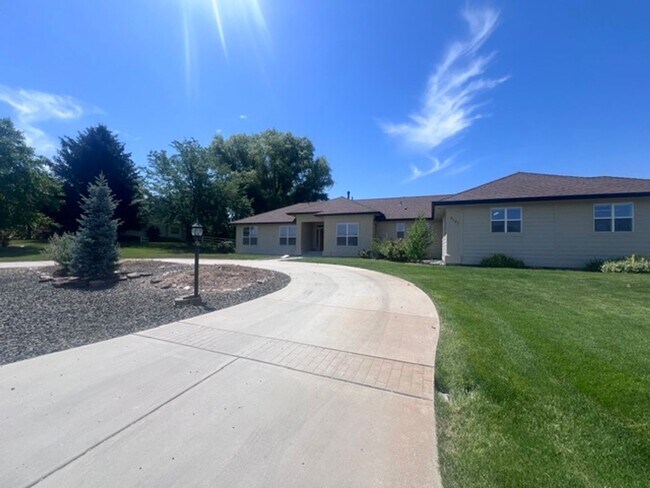 Building Photo - Custom Home in a Serene Setting - Large Lo...