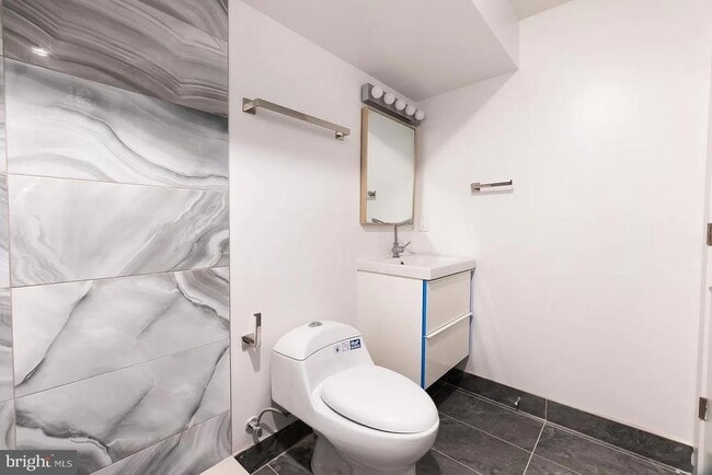 Building Photo - 2055 Tasker St