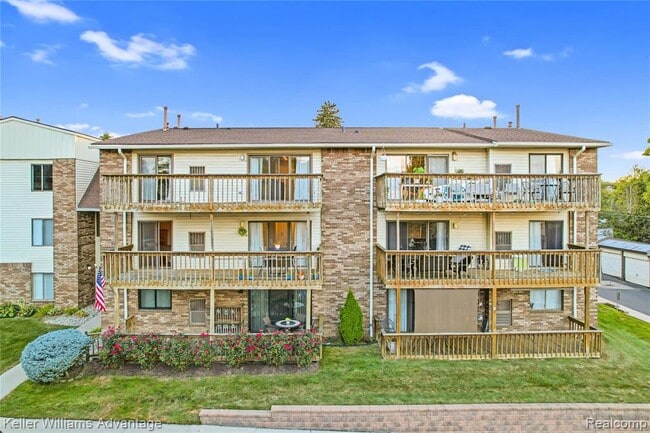 Building Photo - 855 S Pontiac Trail