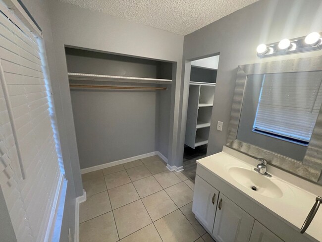 Building Photo - Spacious 2 Bedroom 2 Bath Condo  October l...