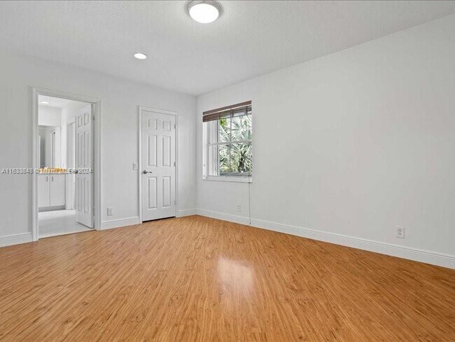 Building Photo - 926 Marina Dr