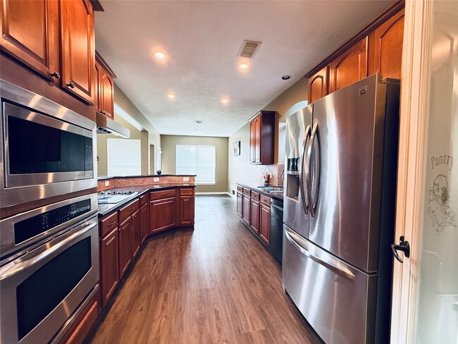 Building Photo - 4442 Chestnut Cir