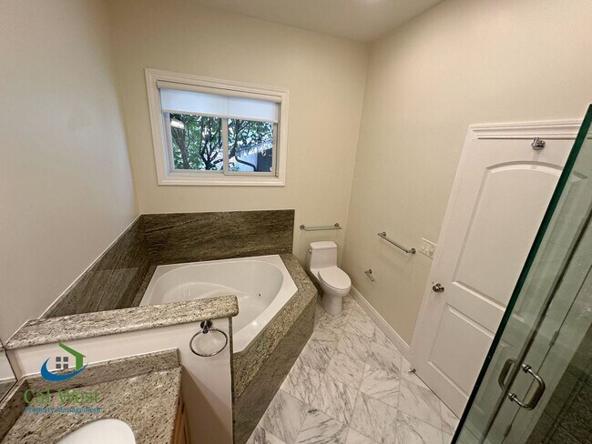 Building Photo - $7995 - Executive 4 bed, 3 full bath, Palo...