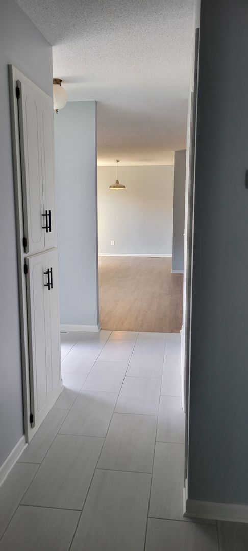 Building Photo - Newly Refreshed 2 bedroom in HOA