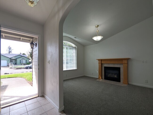 Building Photo - Great 3 Bedroom, 2-Bath Home With 2 Separate Living Rooms!