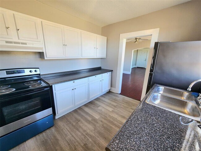 Building Photo - 210 W Osceola St