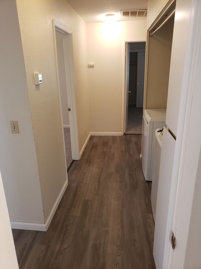 Building Photo - 3 Bedroom close to PV High School