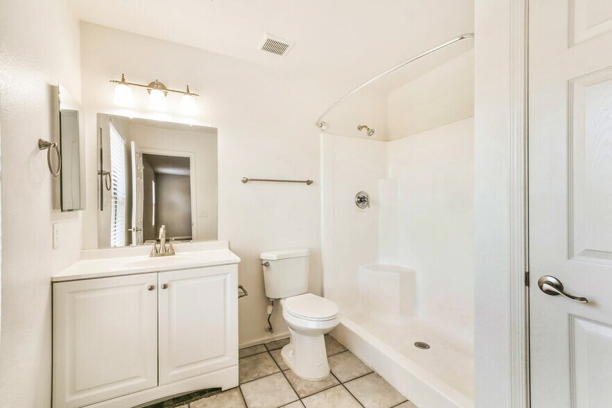 Building Photo - 2236 E Spruce Dr