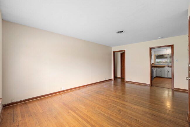 Building Photo - Spacious 3-Bed Gem with Covered Patio + Ea...