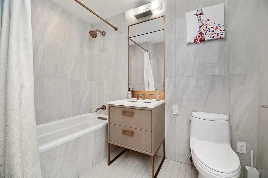 Building Photo - 3 Ct Square W