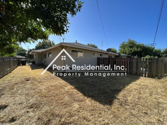 Building Photo - Updated 2bd/1ba Carmichael Duplex with Garage