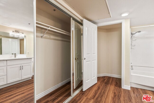 Building Photo - 4755 Templeton St