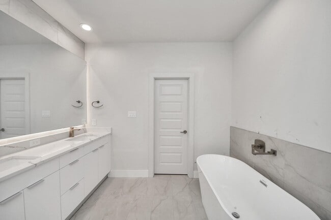 Building Photo - 3004A Ventas Dr