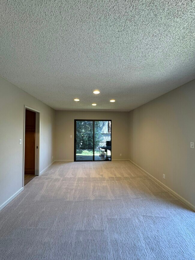 Building Photo - 2439 Sharon Oaks Dr