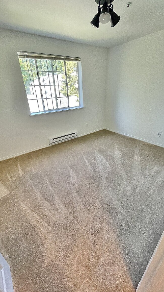 Building Photo - Serene Top-Floor Condo in Lake Forest Park...