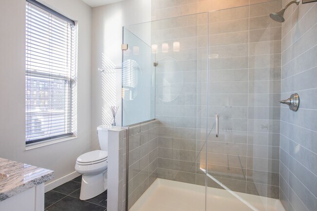 Building Photo - Gorgeous 4 BR/3.5 BA EOG Townhome in Silve...