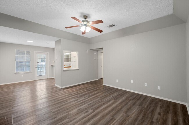 Building Photo - Updated Condo Central Waco