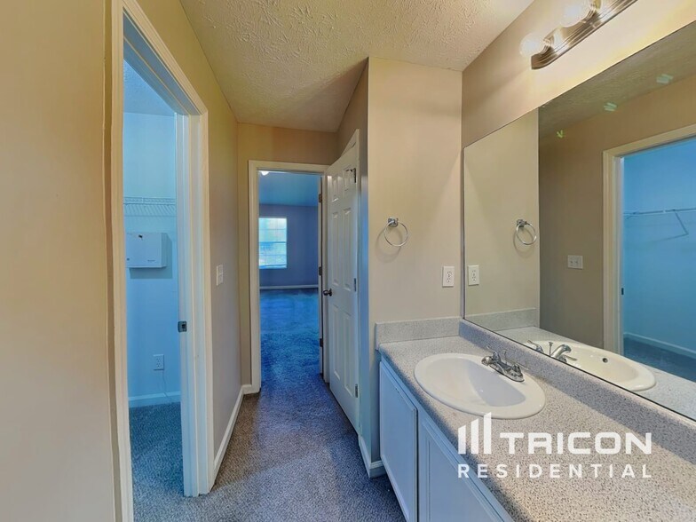 Building Photo - 734 Trickle Ln