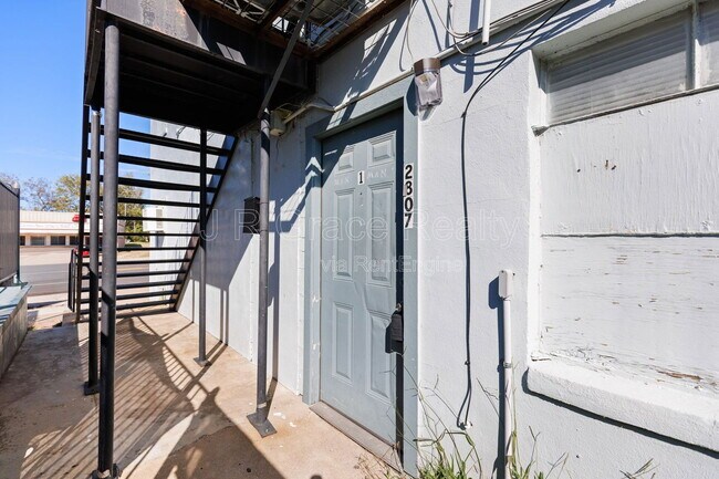 Building Photo - 2807 Bellmead Dr