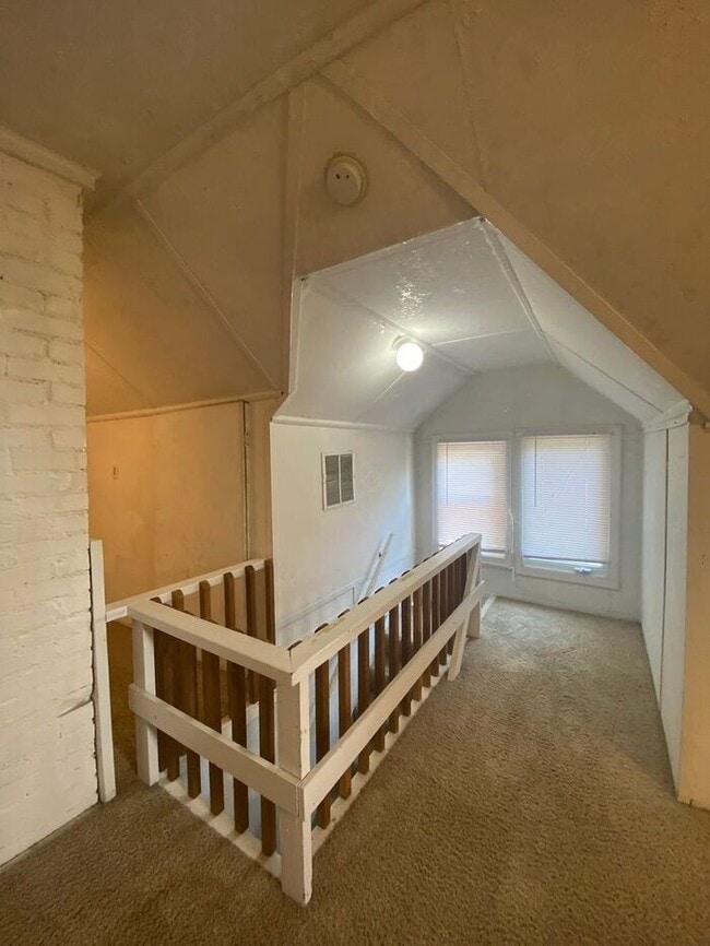 Building Photo - $2,200 | 3 Bedroom, 1.5 Bathroom House | P...