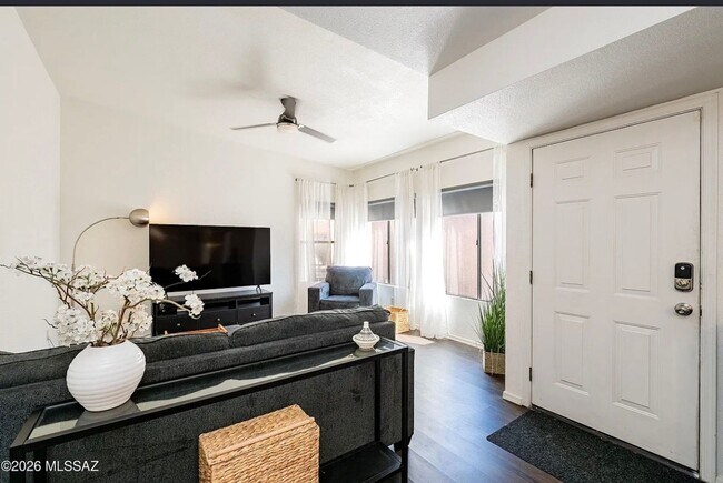 Building Photo - Spacious 3BR Townhome in Tucson