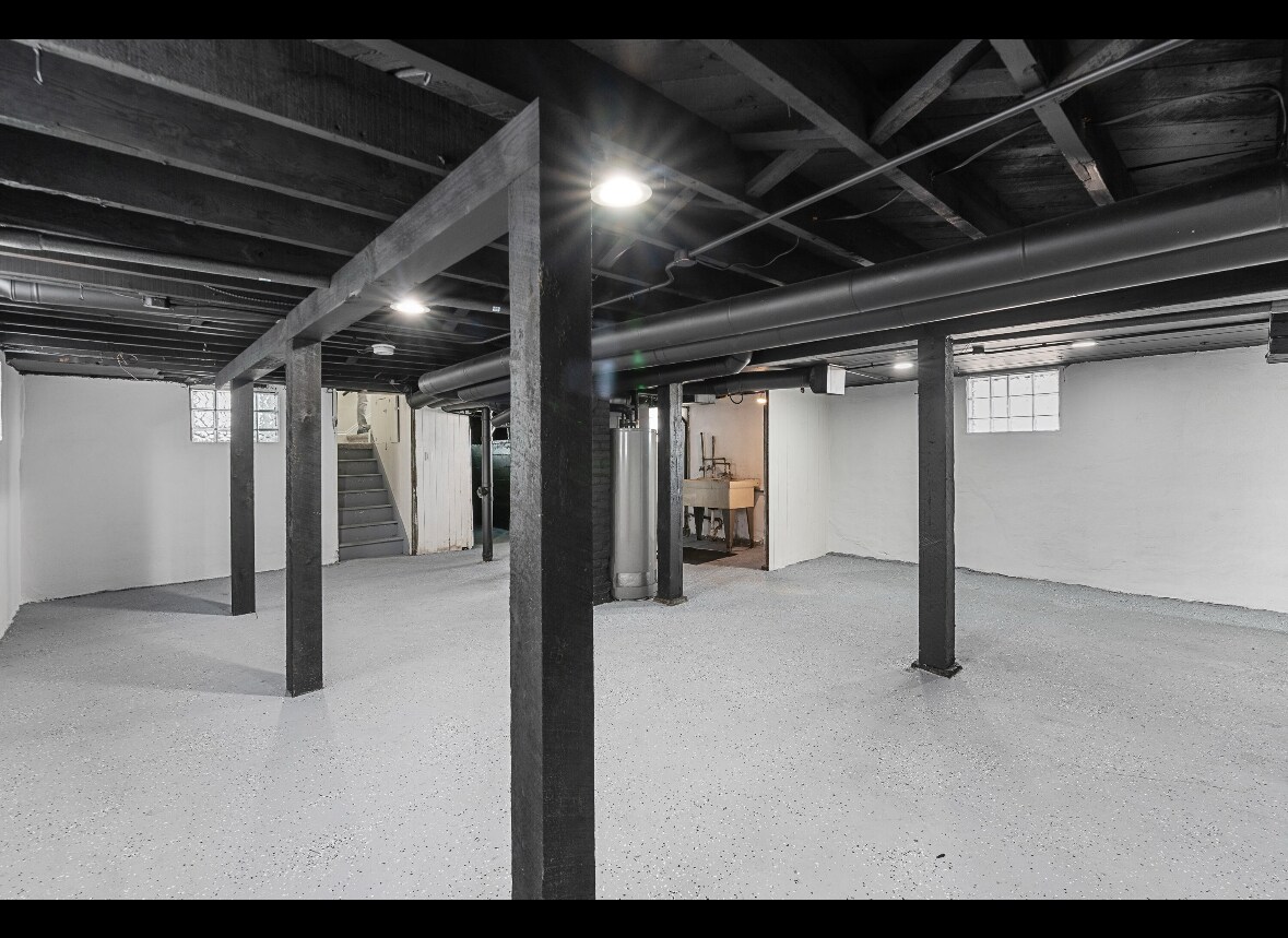 Building Photo - 1055 N 68th St