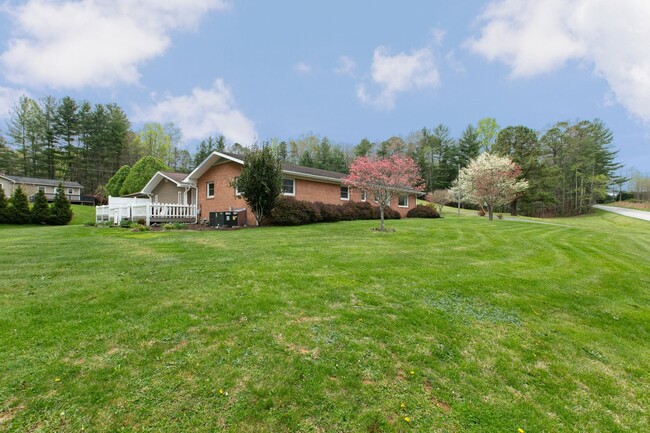 Building Photo - 3BR/2BA Home with Detached Garage – Fletch...
