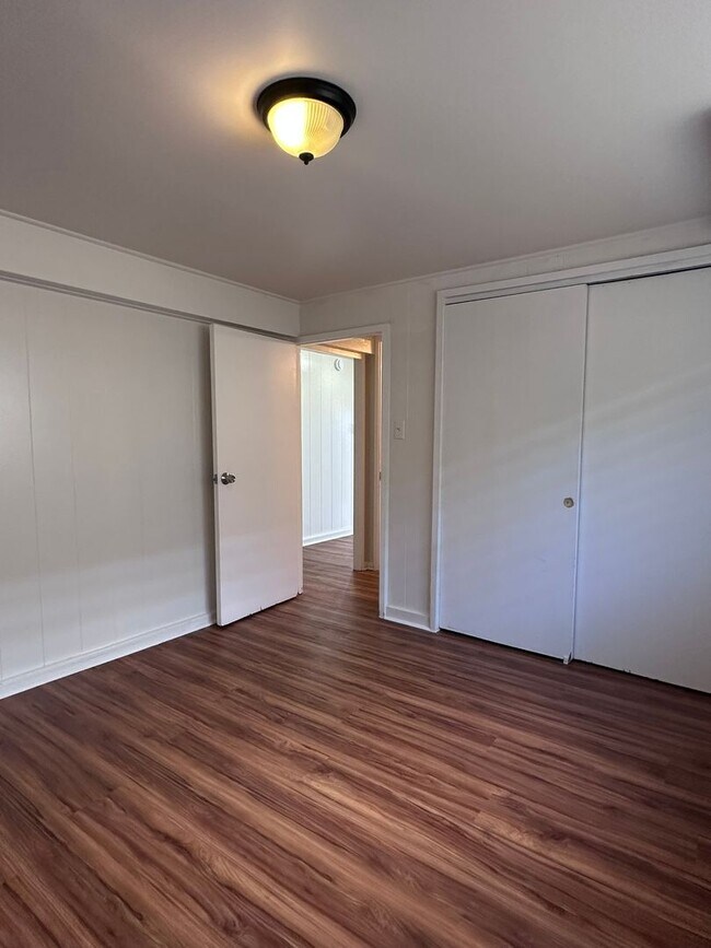 Building Photo - 1701 Skyline Dr