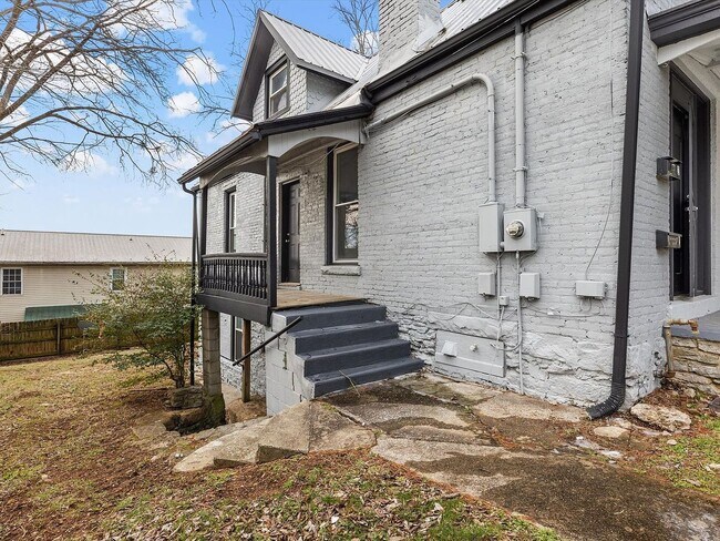 Building Photo - 306 E High St