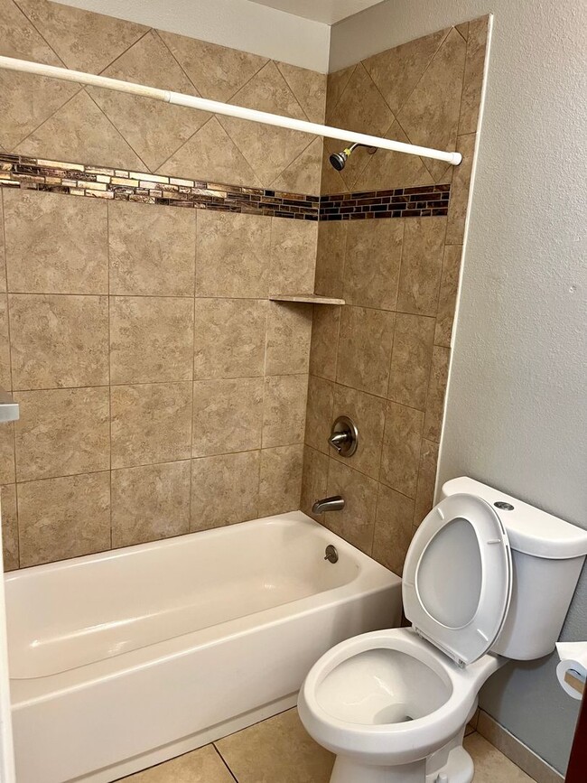 Building Photo - 3bd 2ba Townhouse - Recently Remodel!