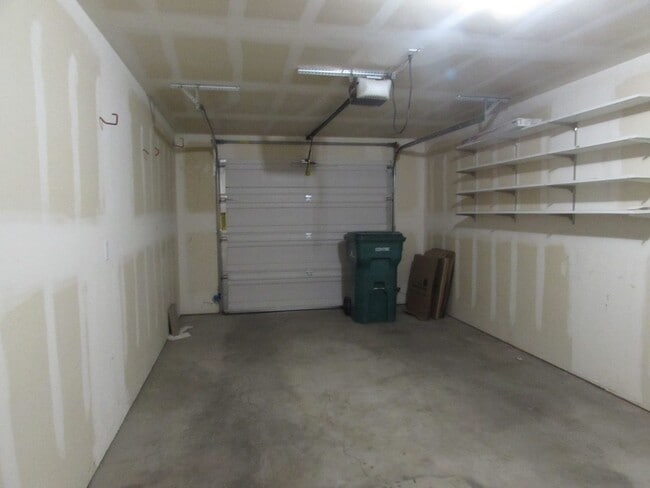 Building Photo - Bright 2 bed 2 1/4 bath Town Home