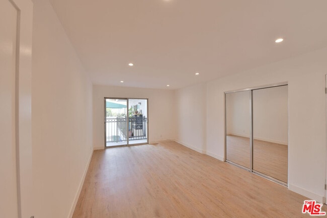 Building Photo - 136 S Palm Dr