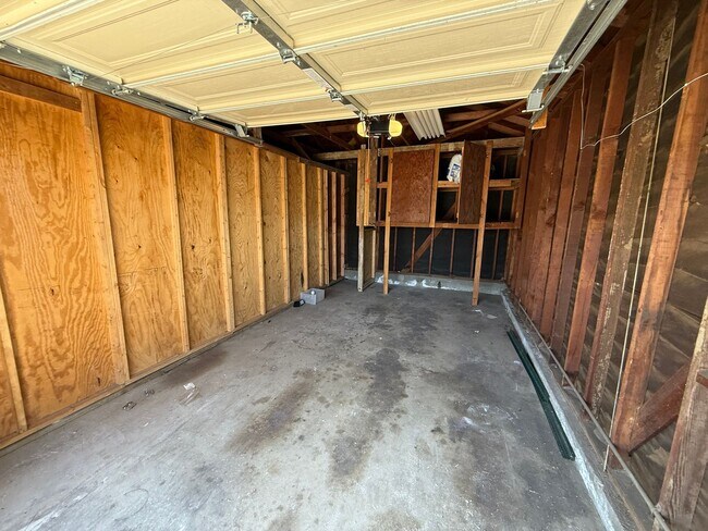 Building Photo - Prater Properties 2