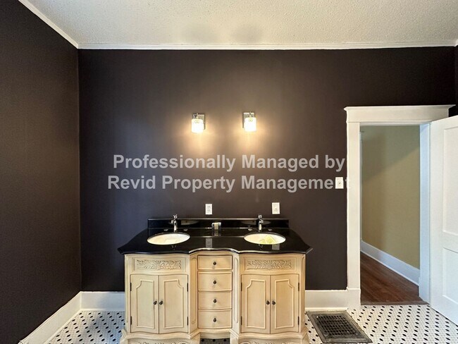 Building Photo - Updated 3 bedroom 3 bathroom home in Coope...