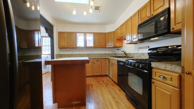 Building Photo - 1st Month Free! Old Town Charm! 2 Bedroom ...