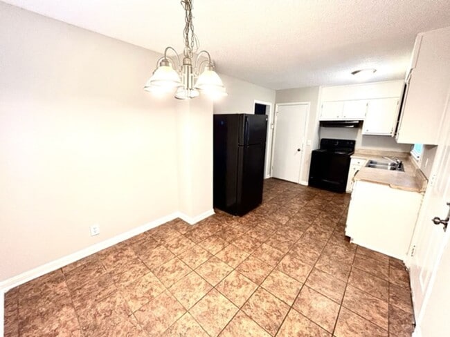 Building Photo - THREE BEDROOM/TWO BATH SPACIOUS HOME - CENTRAL LOCATION