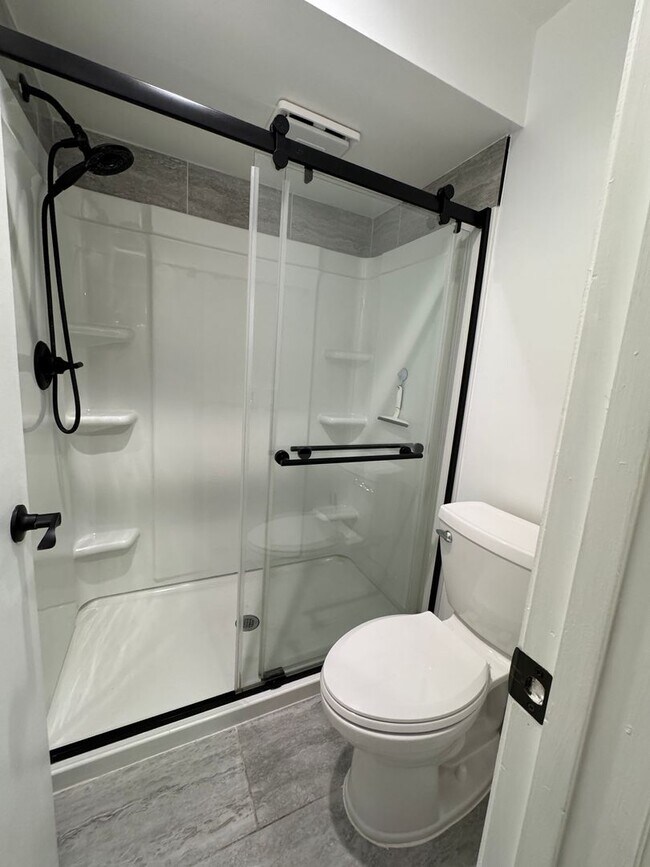 Building Photo - Spacious 2-Bedroom, 2-Bath Condo in Guard-...