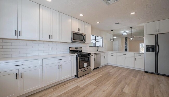 Building Photo - 5502 Hewitt Dr