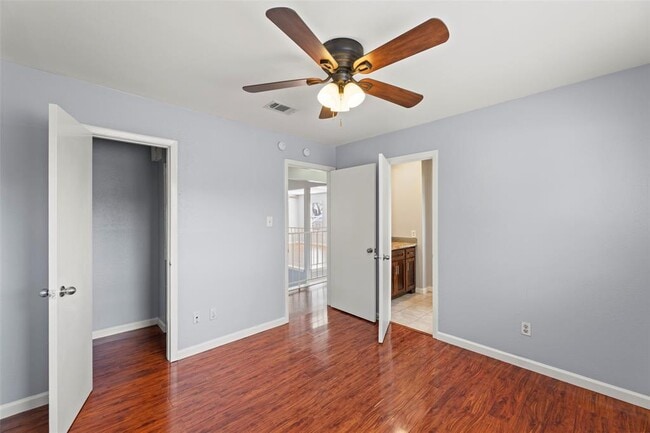 Building Photo - 11111 Midhurst Dr