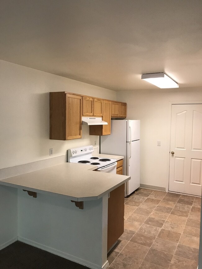 Building Photo - 2 bedrooms 1.5 bathroom with large living ...