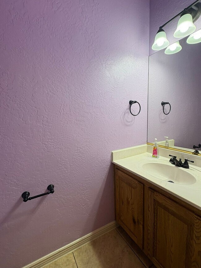 Building Photo - Beautiful 4 Bed 2.5 Bath in Laverkin