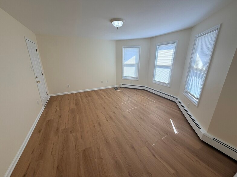 Building Photo - 14 Oakwood Ave