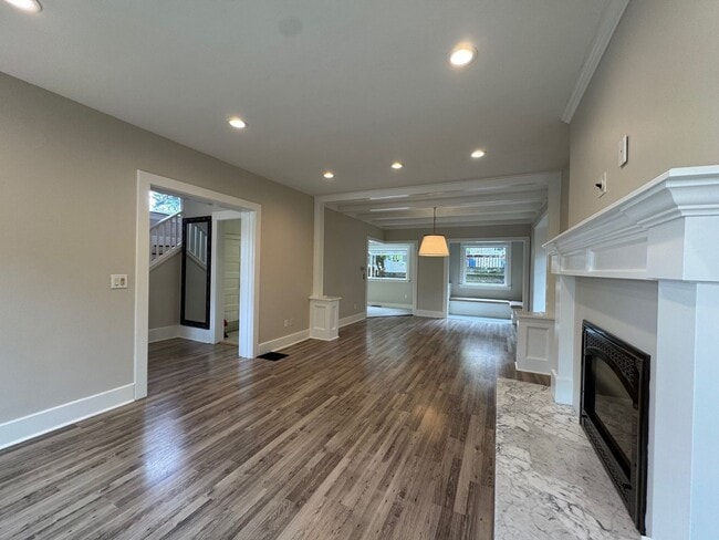 Building Photo - Warm & cozy 5 bed 2.5 bath home in the hea...