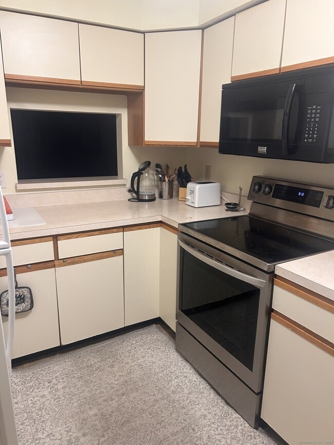 Building Photo - 1367 Hanover Ave