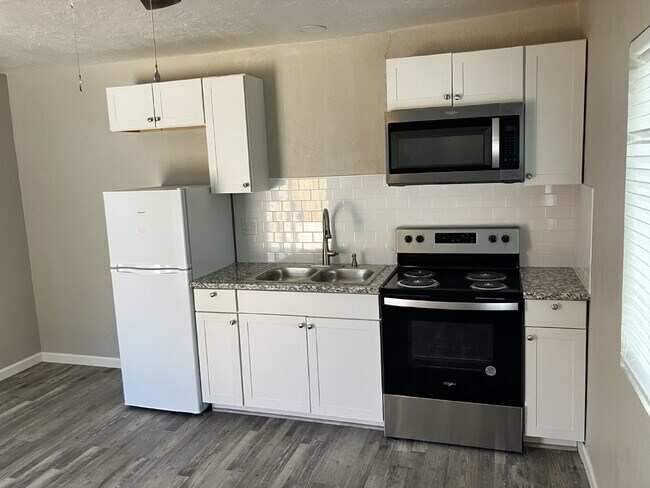 Building Photo - Newly renovated 1 Bedroom