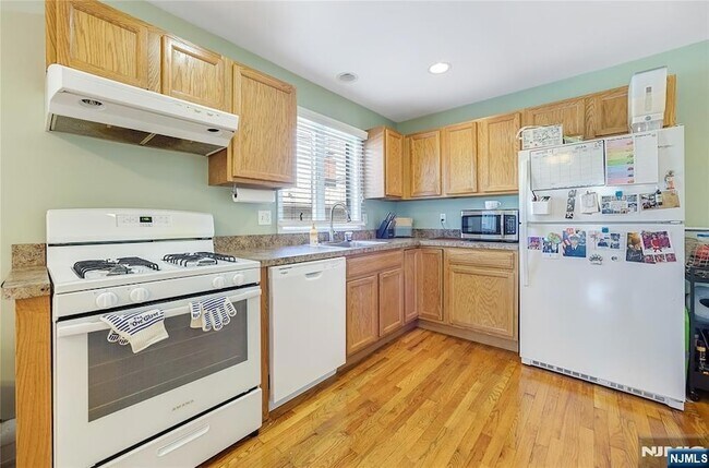 Building Photo - 260 Garibaldi Ave