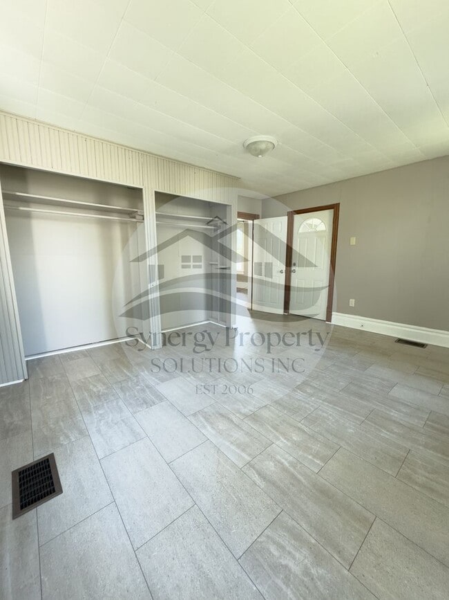 Building Photo - LARGE CRESTLINE HOUSE