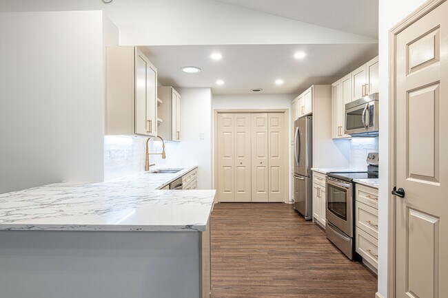 Building Photo - 632 Applegate Ln