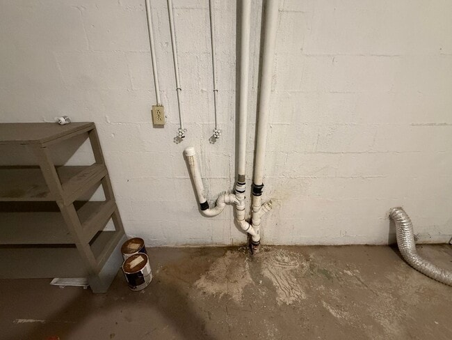 Building Photo - Updated 4BR Home with Finished Basement & Level Yard